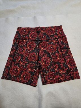 Constantly Varied Gear Women’s Red Rose Print Active Shorts. Sz L